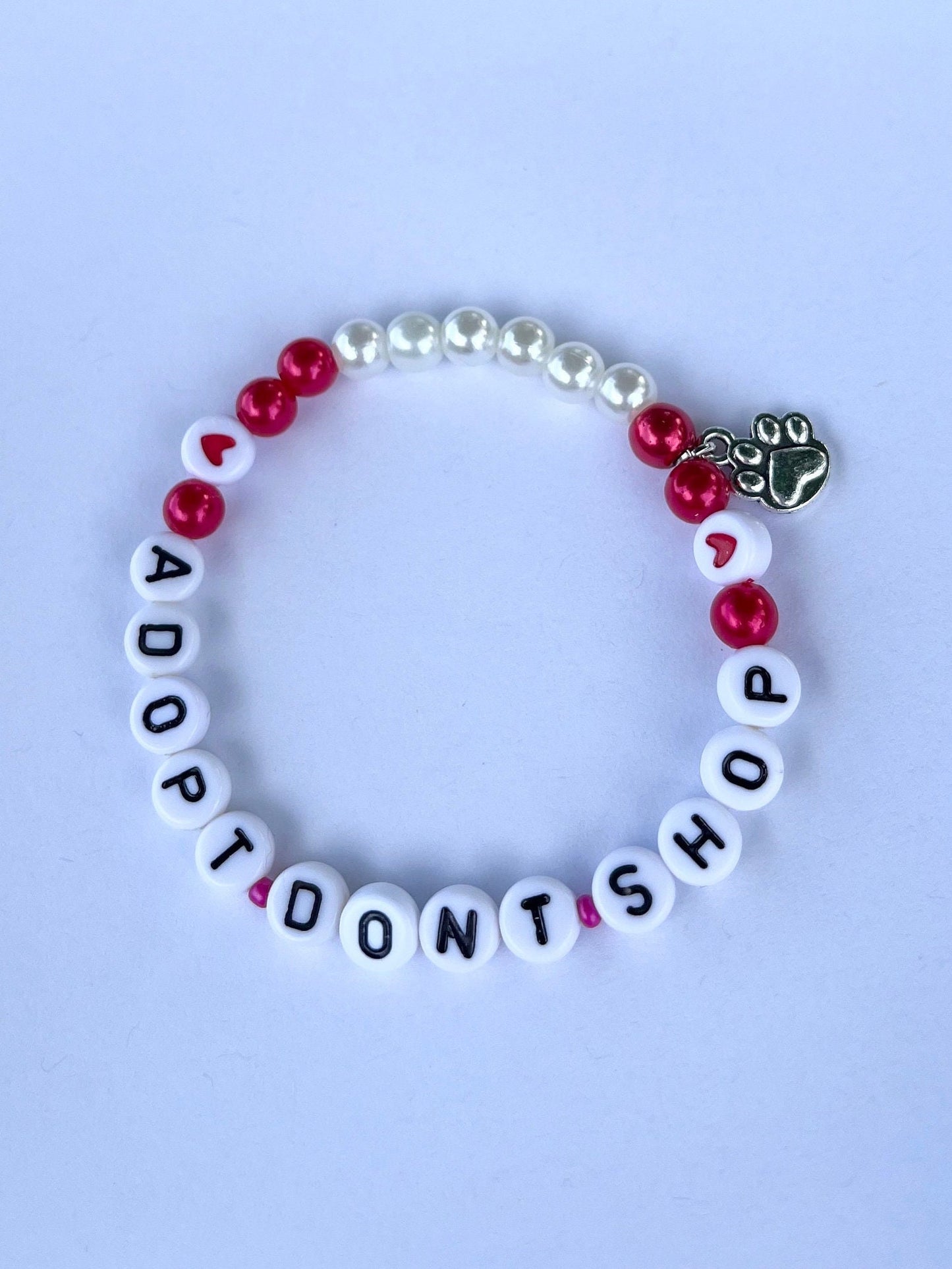 ADOPT DONT SHOP Armband Pärlat Elastiskt Present till Djurvän Smycken Tassberlock Tasshänge