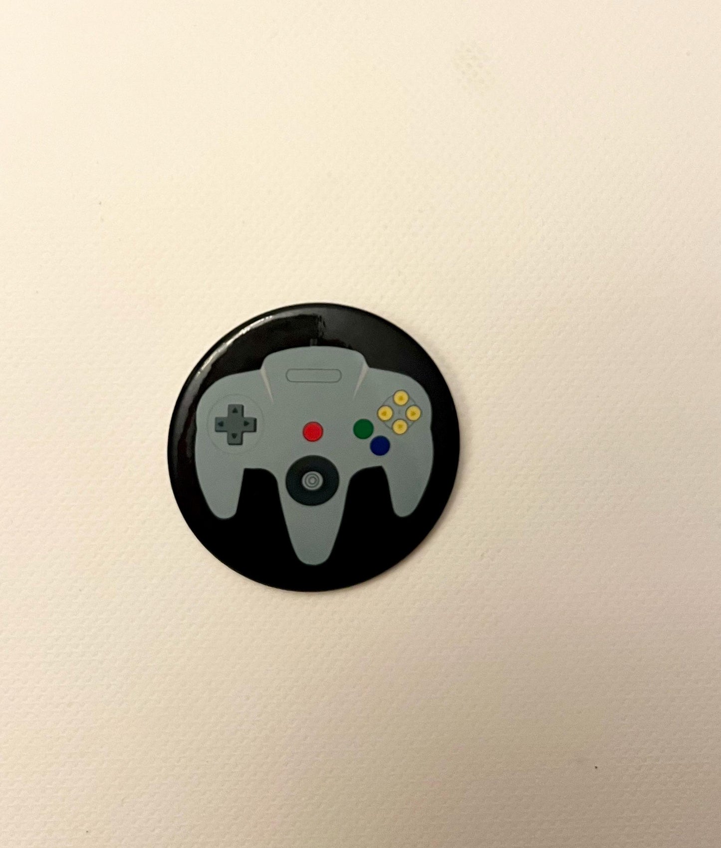 Nintendo 64 Pin Retro Gamer Knapp Pin N64 Badge Gaming Present