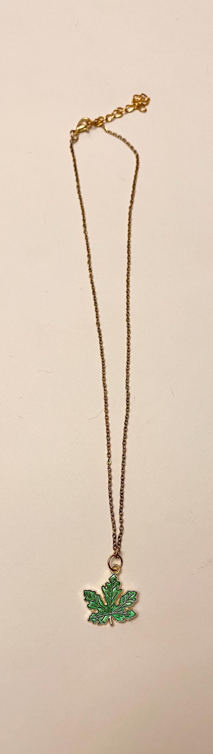 Halsband Höstlöv smycken Höstlövshalsband Guldimitation löv berlock Hösttema smycken Löv Vackert hänge halsband