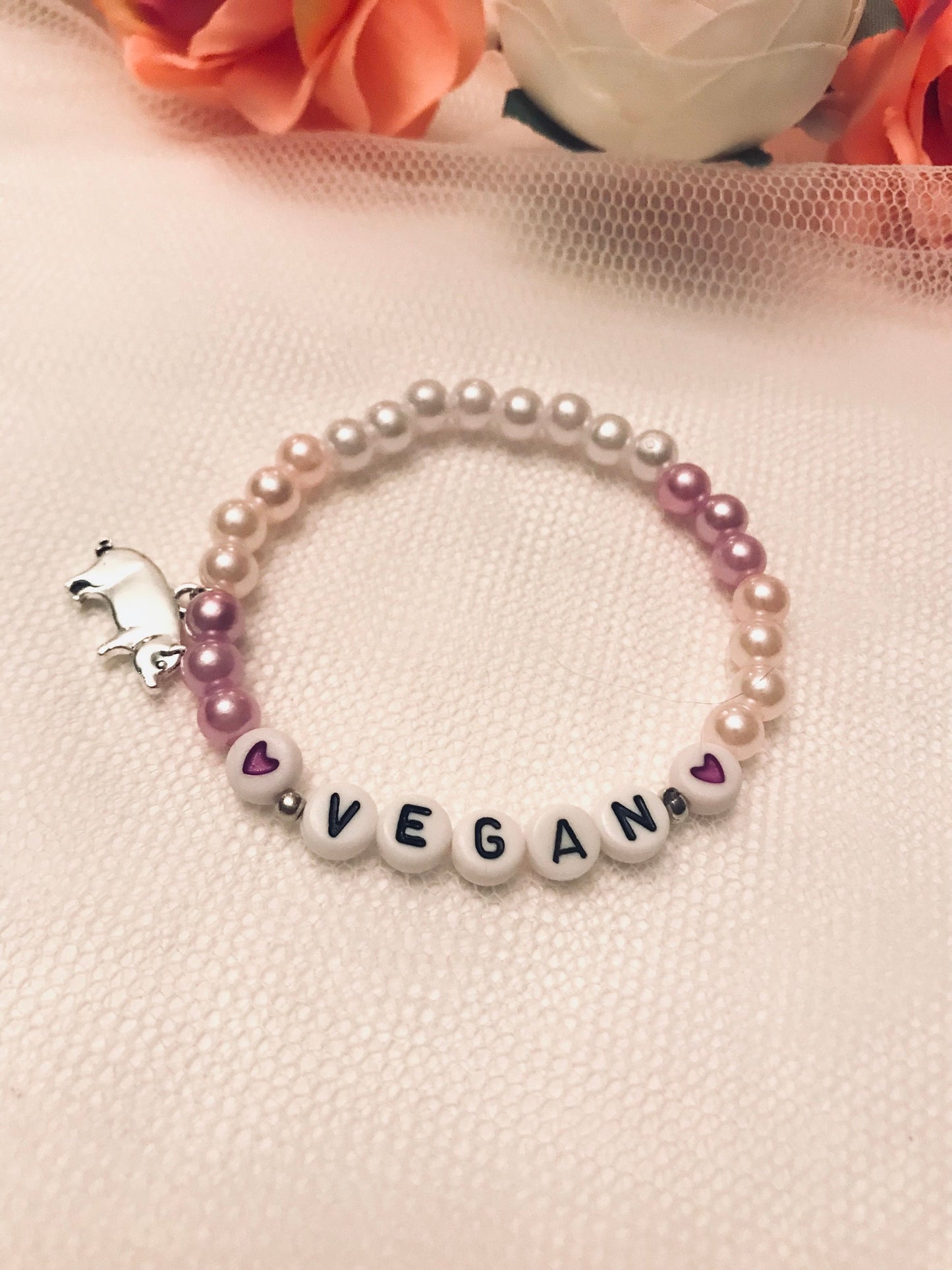 Vegan armband Pärlat armband Handgjorda smycken med bokstäver Gåva till aktivist Gris berlock 