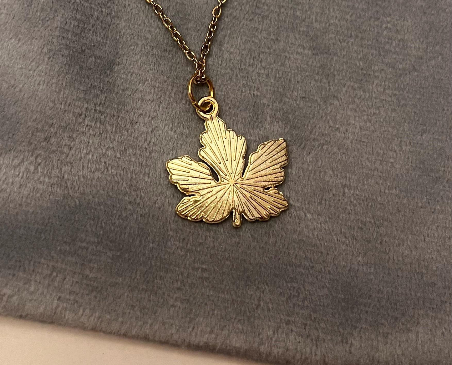 Halsband Höstlöv smycken Höstlövshalsband Guldimitation löv berlock Hösttema smycken Löv Vackert hänge halsband