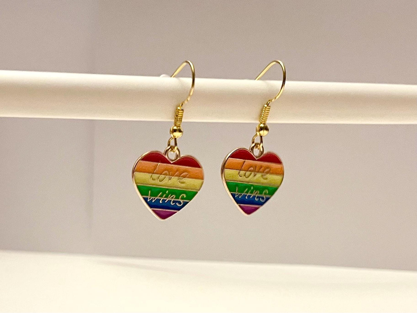 Prideörhängen Hjärtan i Pride-färger Love Wins Örhängen i Regnbågsfärger HBTQ-örhängen Guldimitation