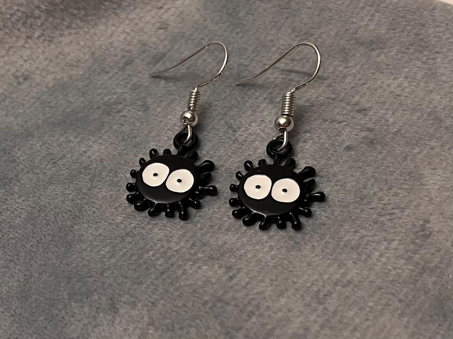Susuwatari Örhängen Sot Sprite Smycken Studio Ghibli Örhängen Spirited Away Mekanism för Ghibli-älskare Gåva Dropphängande Örhängen