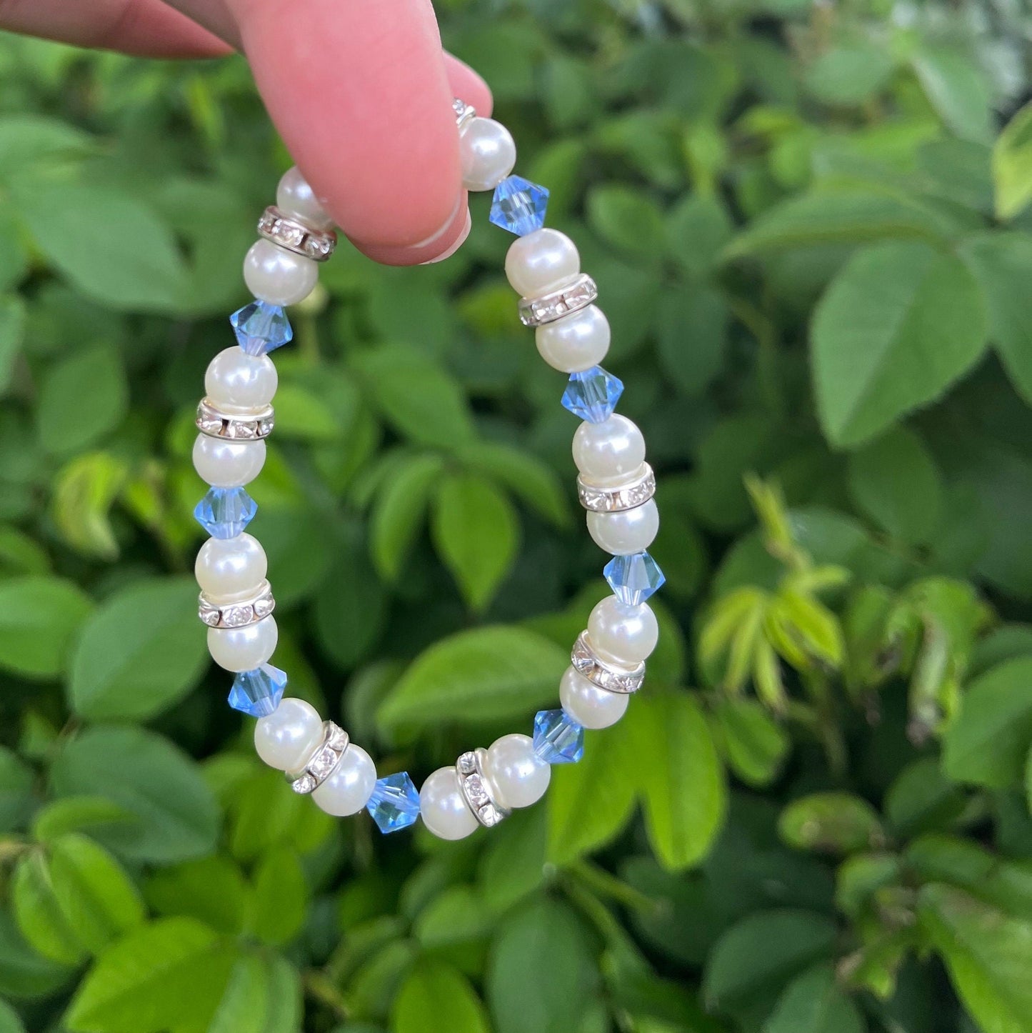 Ljusblått armband med glaspärlor elastikst armband handgjort