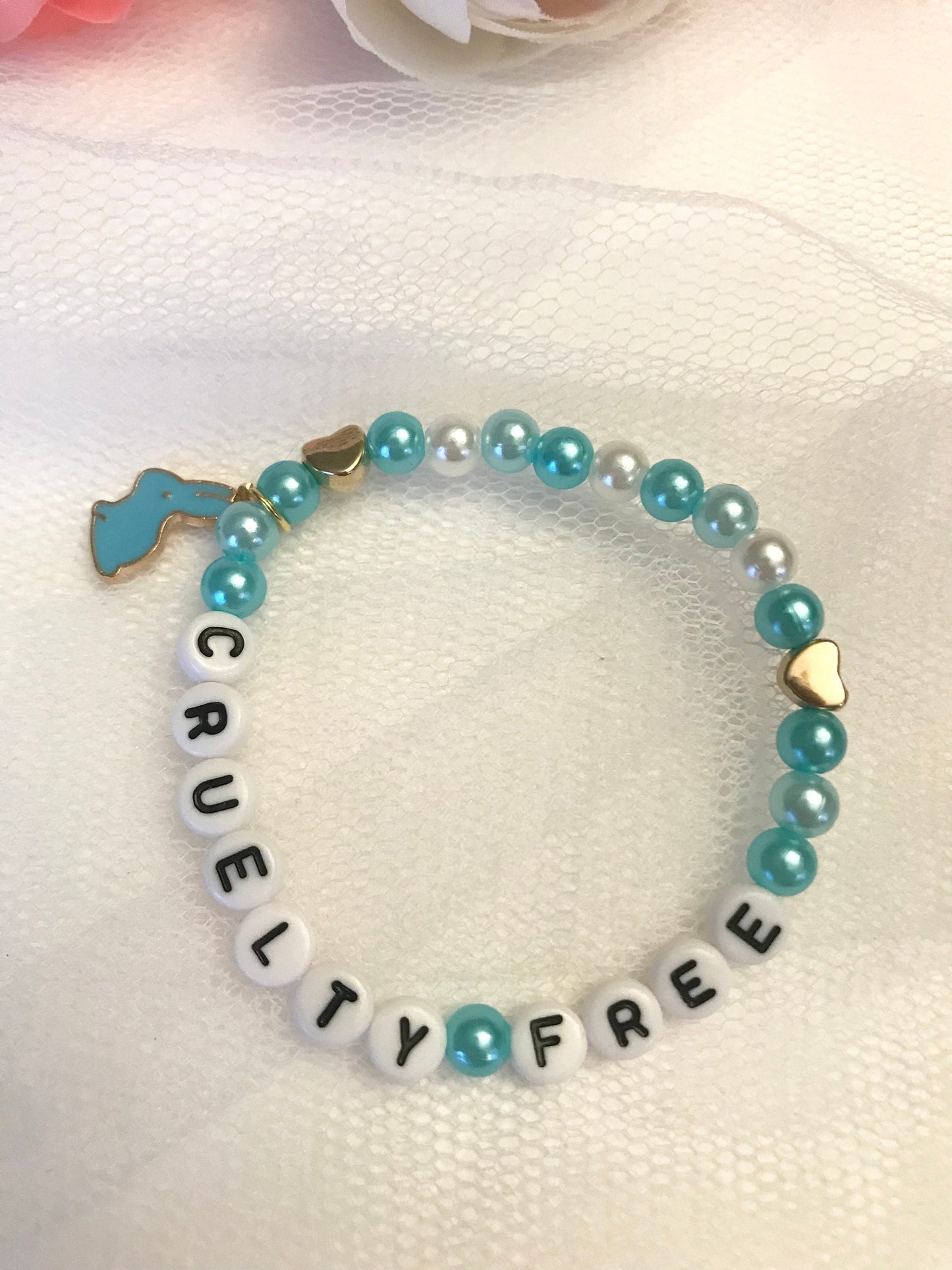 Cruelty Free armband med pärlor elastiskt present till vegan smycken mot djurförsök kaninberlock