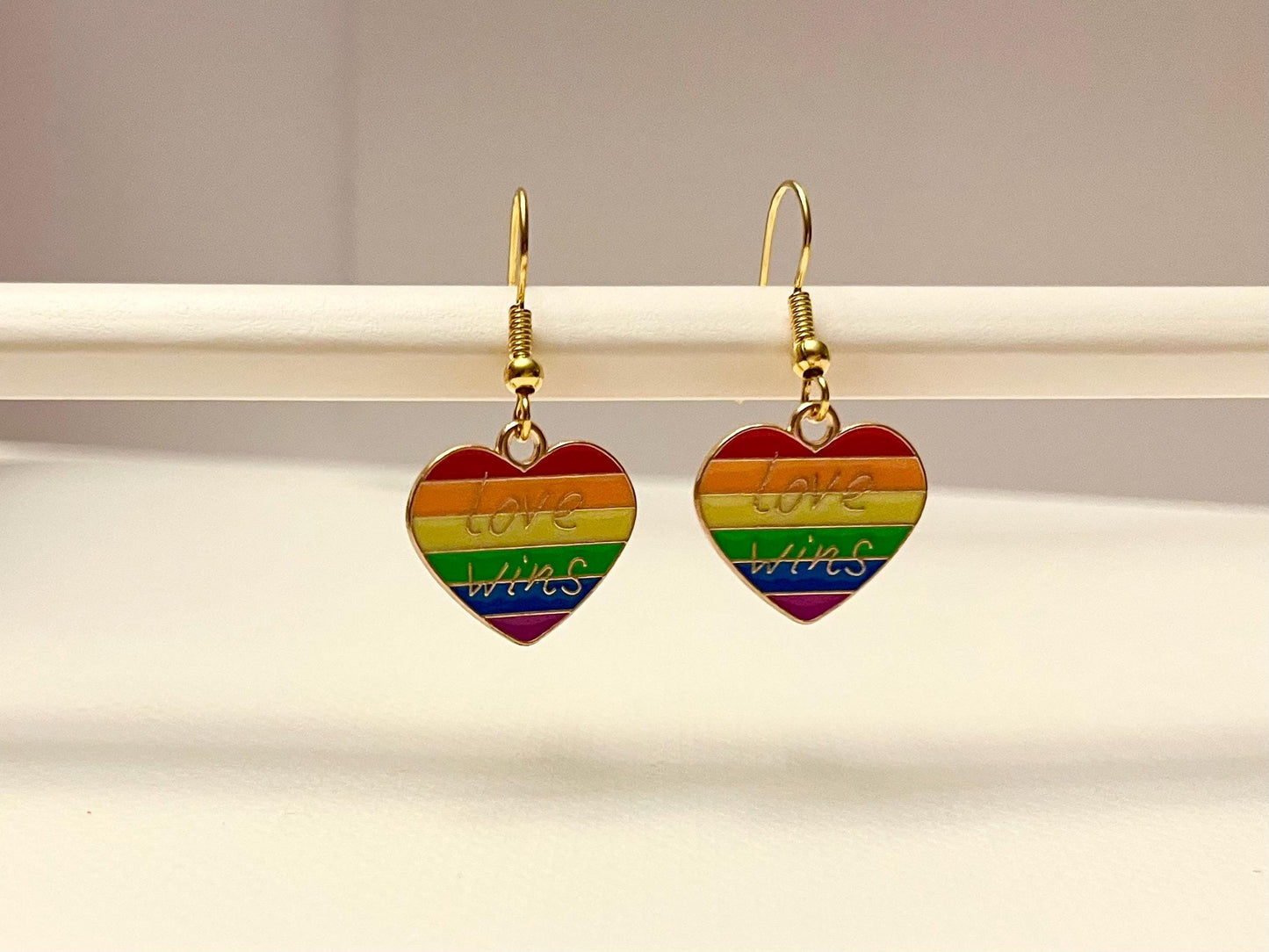 Prideörhängen Hjärtan i Pride-färger Love Wins Örhängen i Regnbågsfärger HBTQ-örhängen Guldimitation