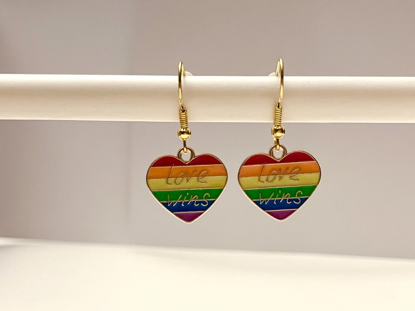 Prideörhängen Hjärtan i Pride-färger Love Wins Örhängen i Regnbågsfärger HBTQ-örhängen Guldimitation