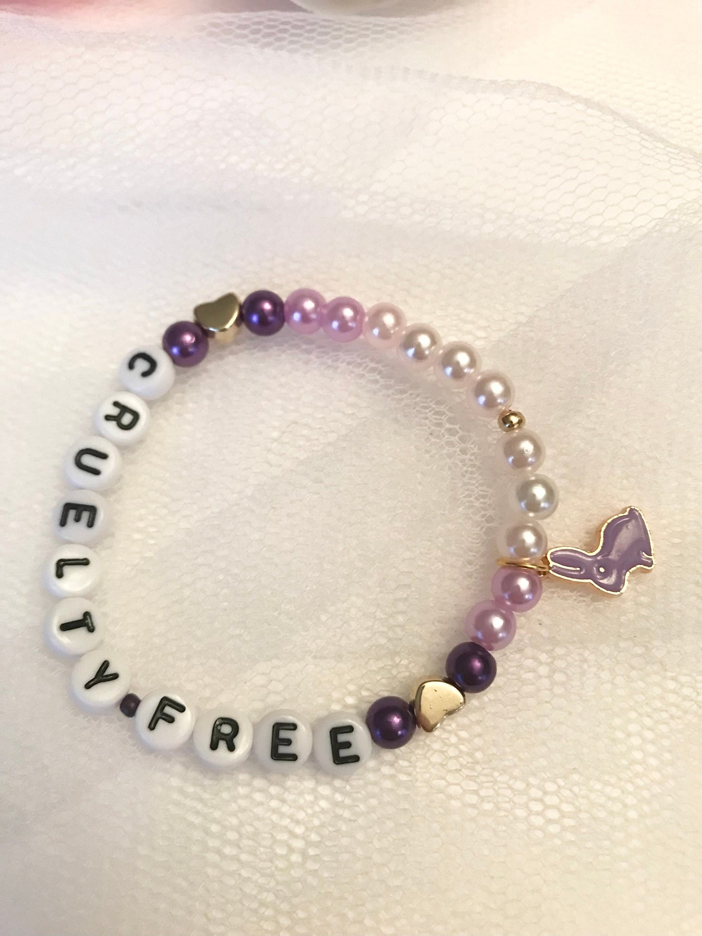 Cruelty Free armband med pärlor elastiskt present till vegan smycken mot djurförsök kaninberlock