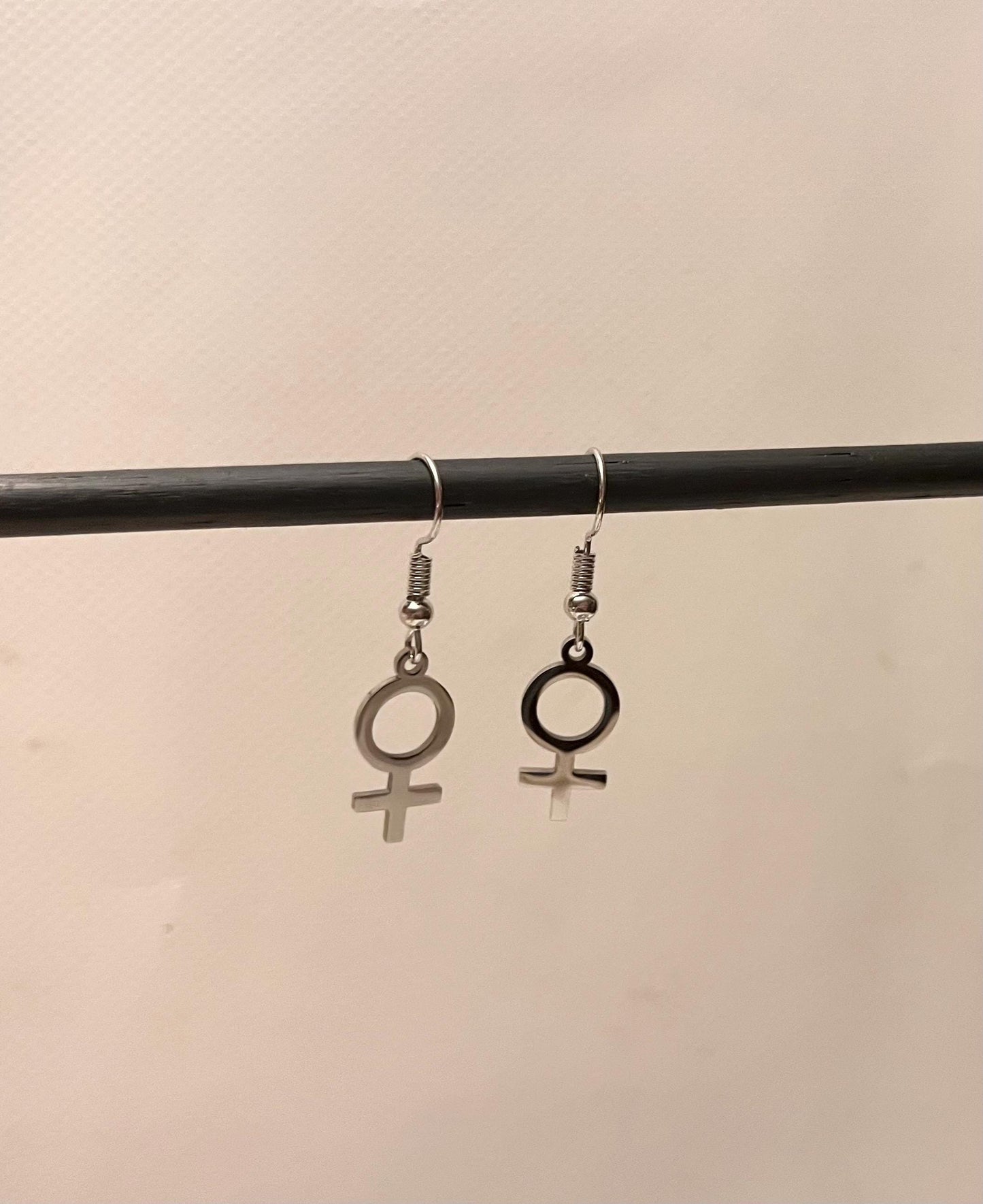 Feminist Örhängen silver imitation Kvinnosymbolen Present till Feminister Minimalistiska Smycken Kvinnosymbol Örhängen Venussymbol 