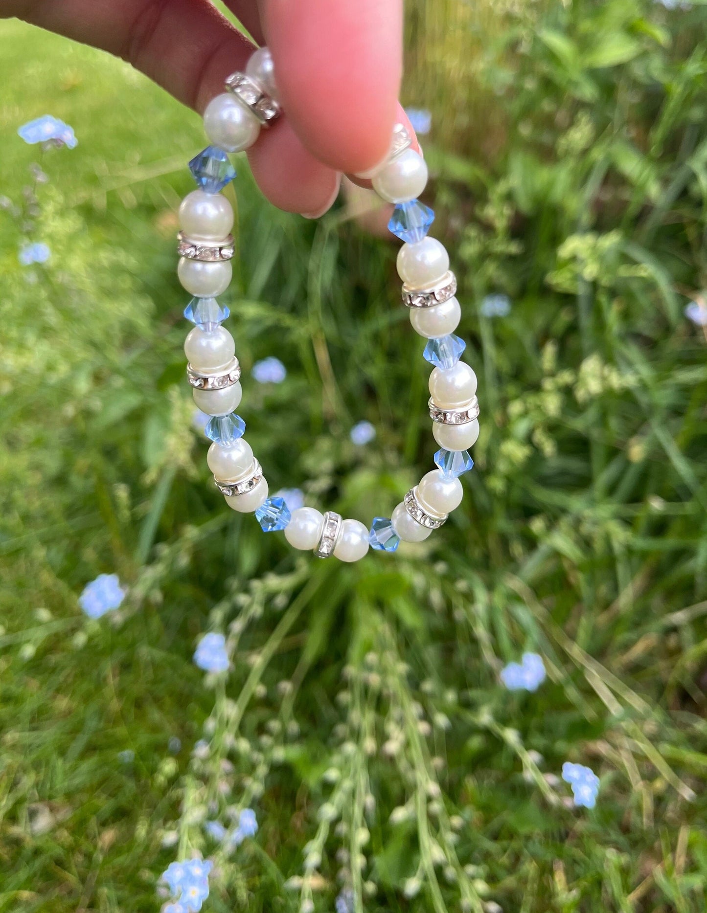 Ljusblått armband med glaspärlor elastikst armband handgjort