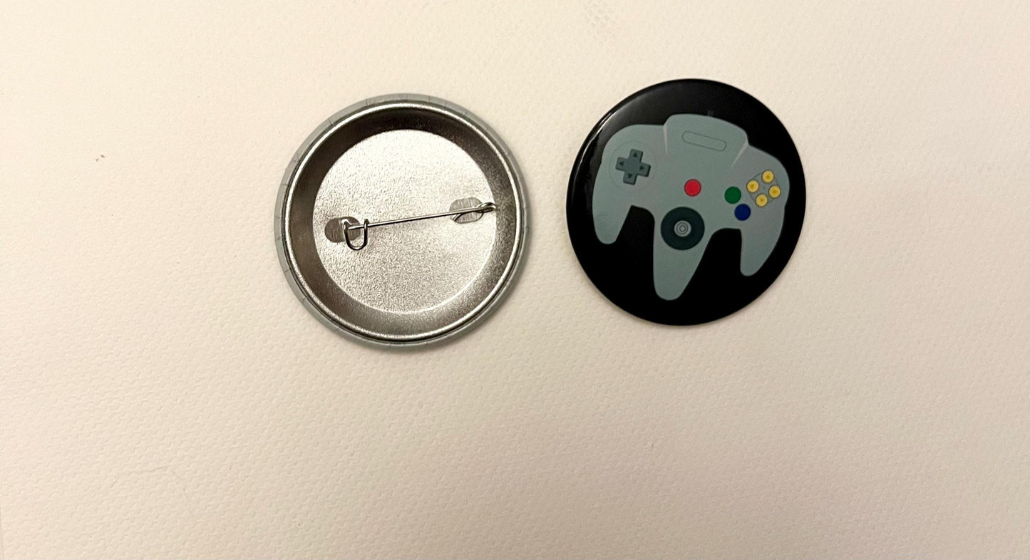 Nintendo 64 Pin Retro Gamer Knapp Pin N64 Badge Gaming Present