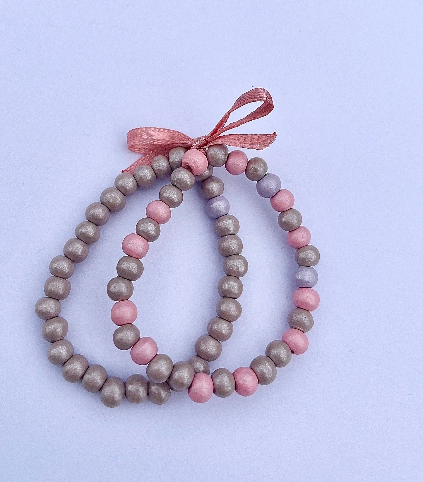 Sött rosettarmband i beige och rosa färg handgjort smycke med träpärlor pärlat dubbelarmband med rosett 