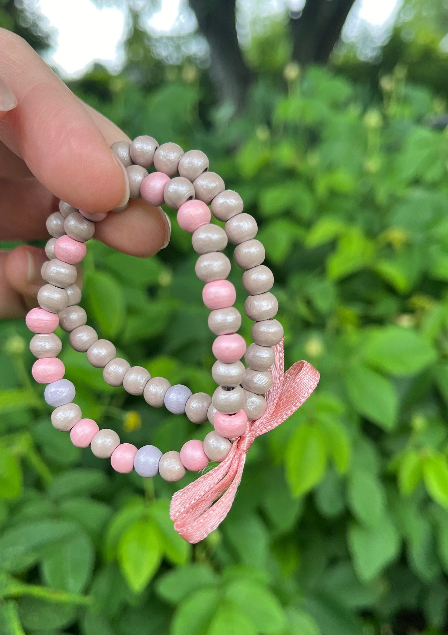 Sött rosettarmband i beige och rosa färg handgjort smycke med träpärlor pärlat dubbelarmband med rosett 