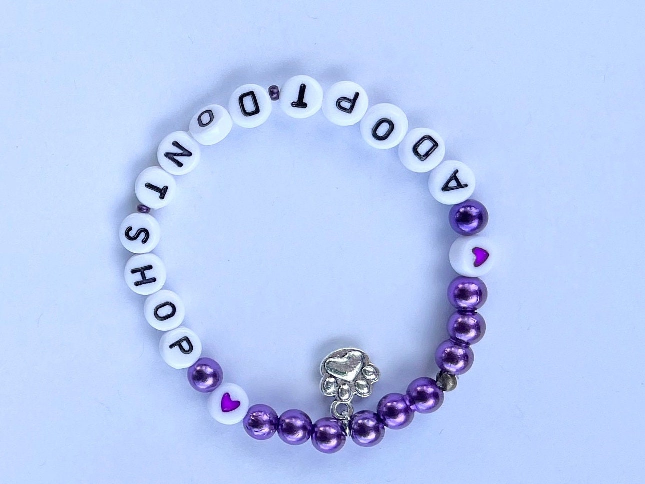 ADOPT DONT SHOP Armband Pärlat Elastiskt Present till Djurvän Smycken Tassberlock Tasshänge