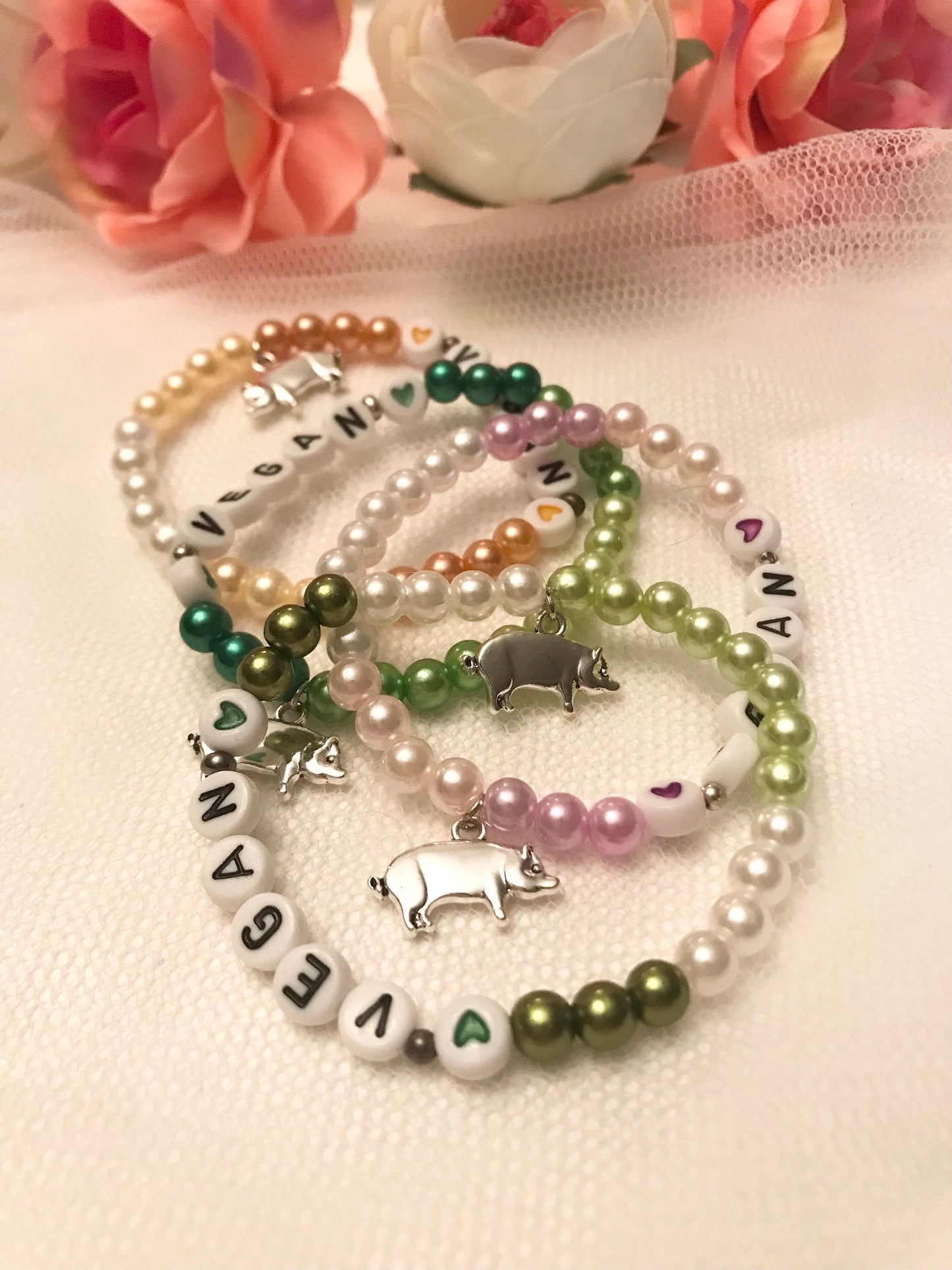 Vegan armband Pärlat armband Handgjorda smycken med bokstäver Gåva till aktivist Gris berlock 