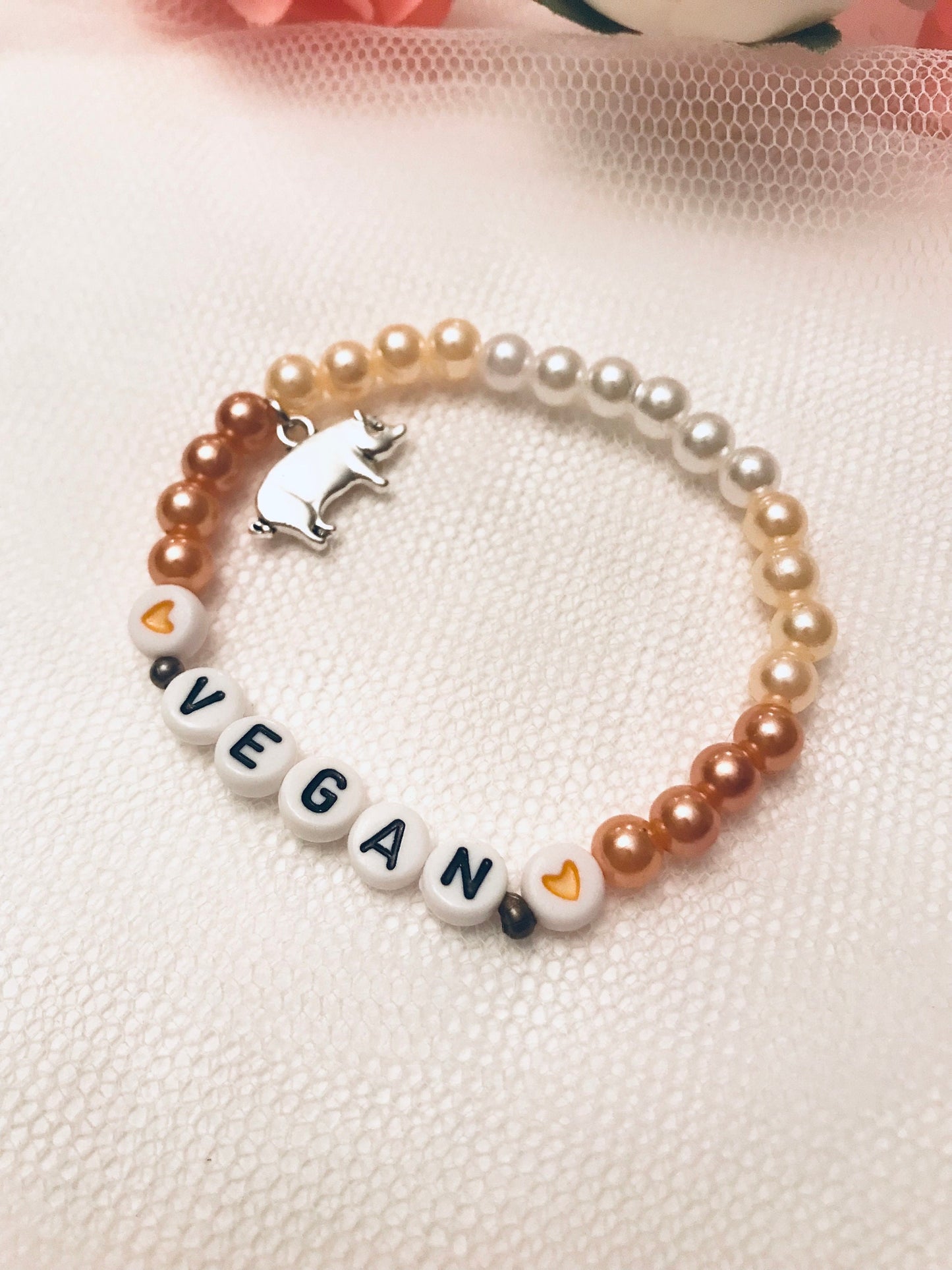 Vegan armband Pärlat armband Handgjorda smycken med bokstäver Gåva till aktivist Gris berlock 