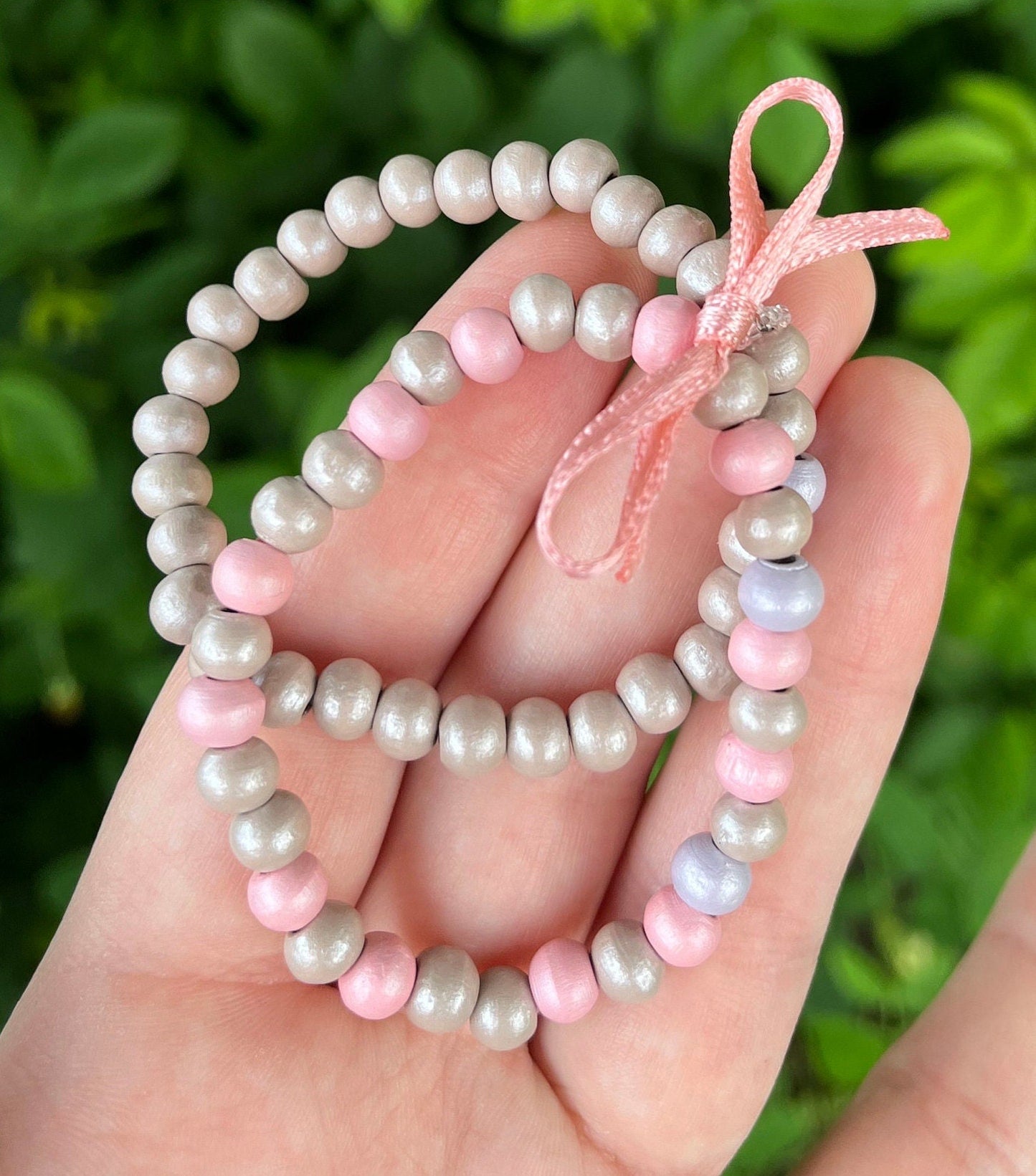 Sött rosettarmband i beige och rosa färg handgjort smycke med träpärlor pärlat dubbelarmband med rosett 