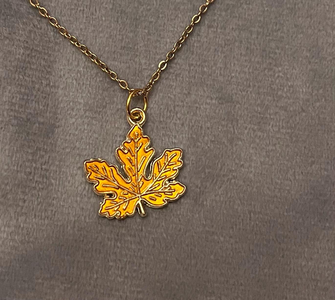 Halsband Höstlöv smycken Höstlövshalsband Guldimitation löv berlock Hösttema smycken Löv Vackert hänge halsband
