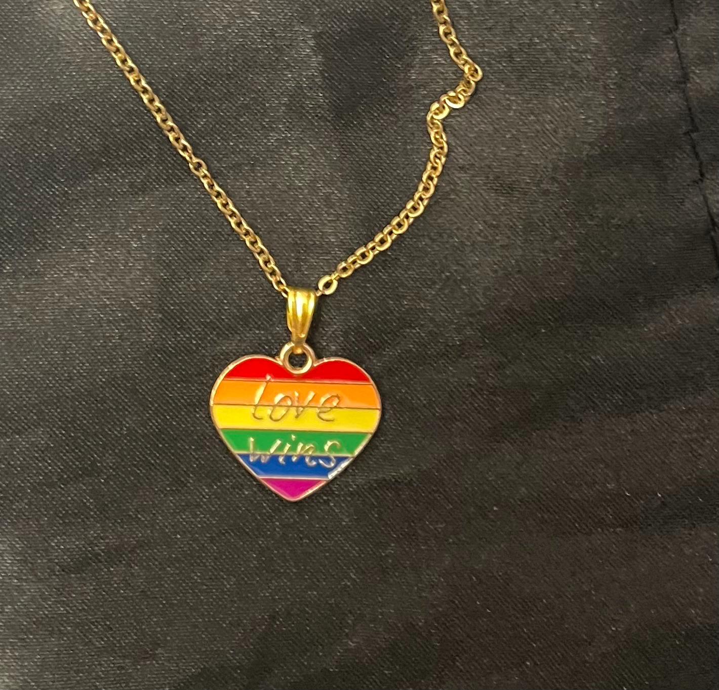 Pride Hjärthalsband Guldimitation halsband med regnbågshjärta i emalj Pride-smycken för Pride-säsongen Merchandise