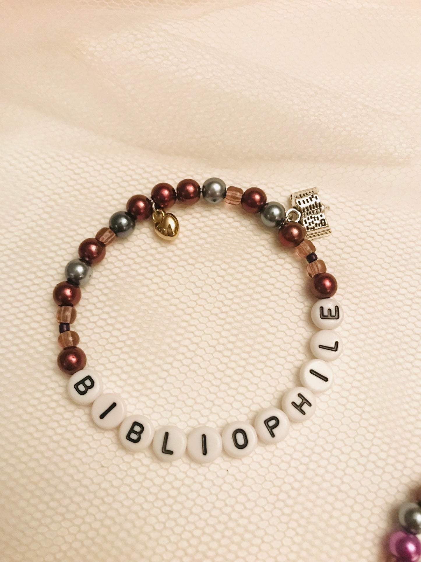 BIBLIOPHILE Armband för bokälskare Present för läsare Handgjorda smycken med bokberlock Armband bok 