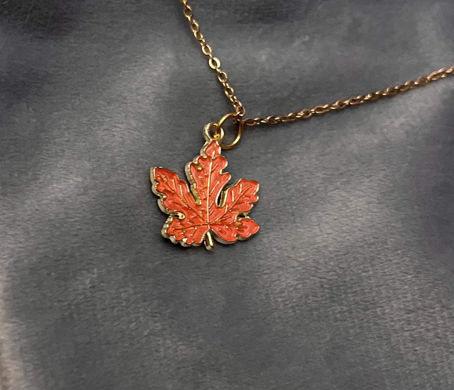Halsband Höstlöv smycken Höstlövshalsband Guldimitation löv berlock Hösttema smycken Löv Vackert hänge halsband