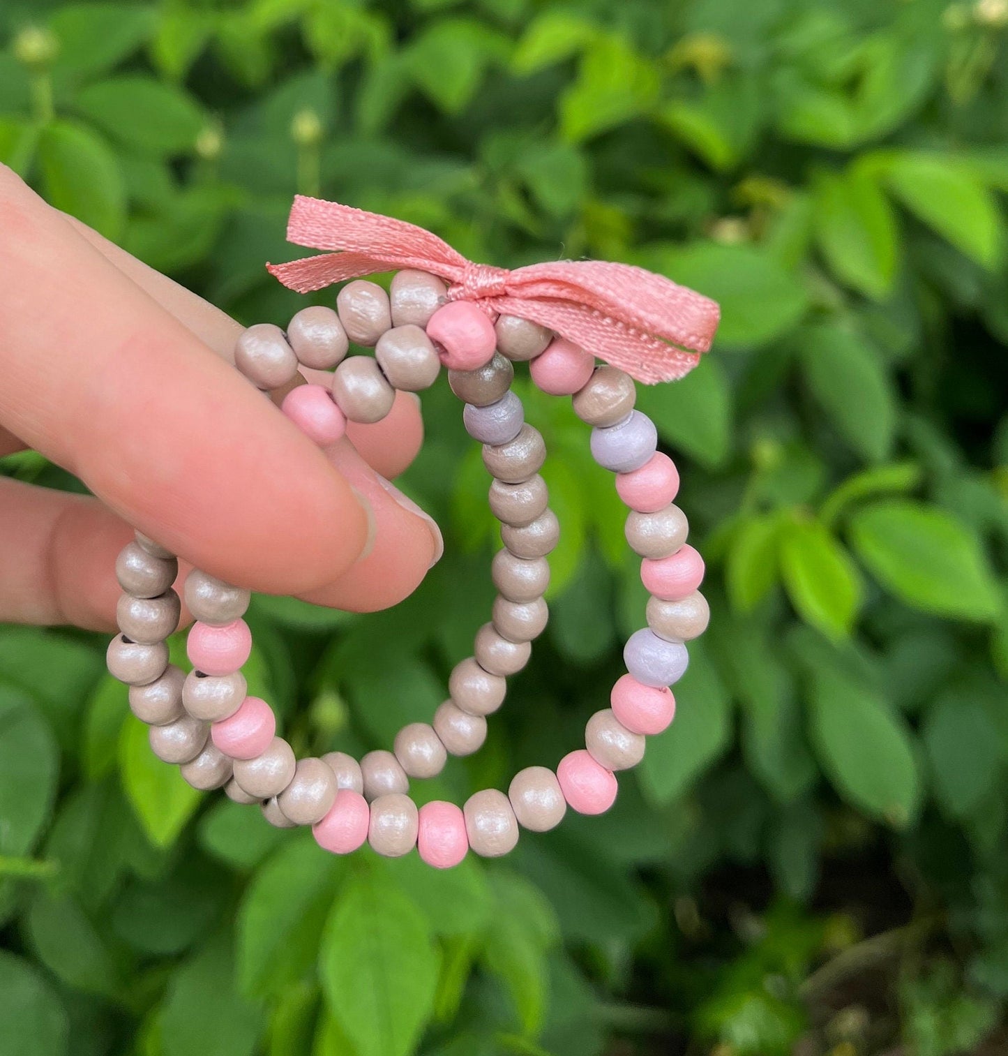 Sött rosettarmband i beige och rosa färg handgjort smycke med träpärlor pärlat dubbelarmband med rosett 