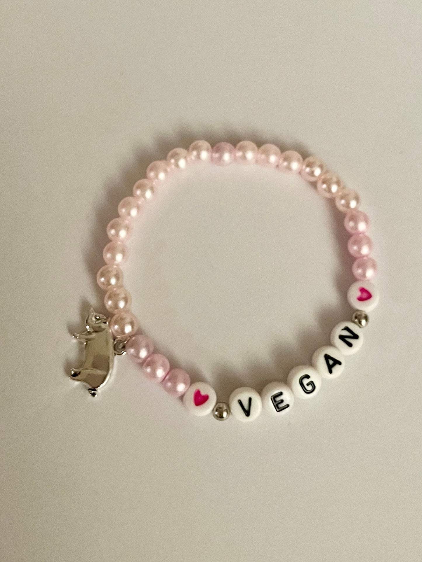 Vegan armband Pärlat armband Handgjorda smycken med bokstäver Gåva till aktivist Gris berlock 