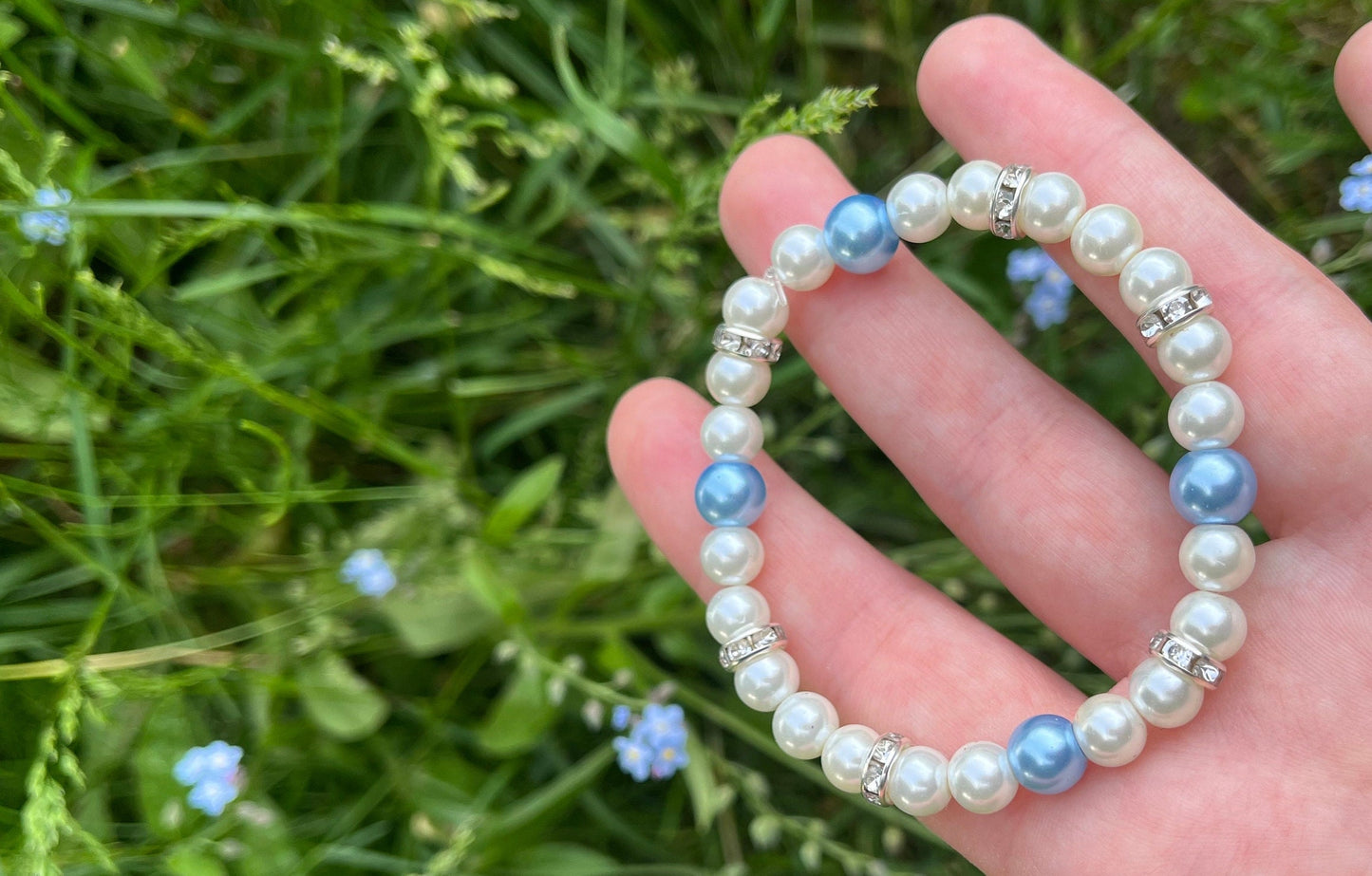 Ljusblått armband med glaspärlor elastikst armband handgjort