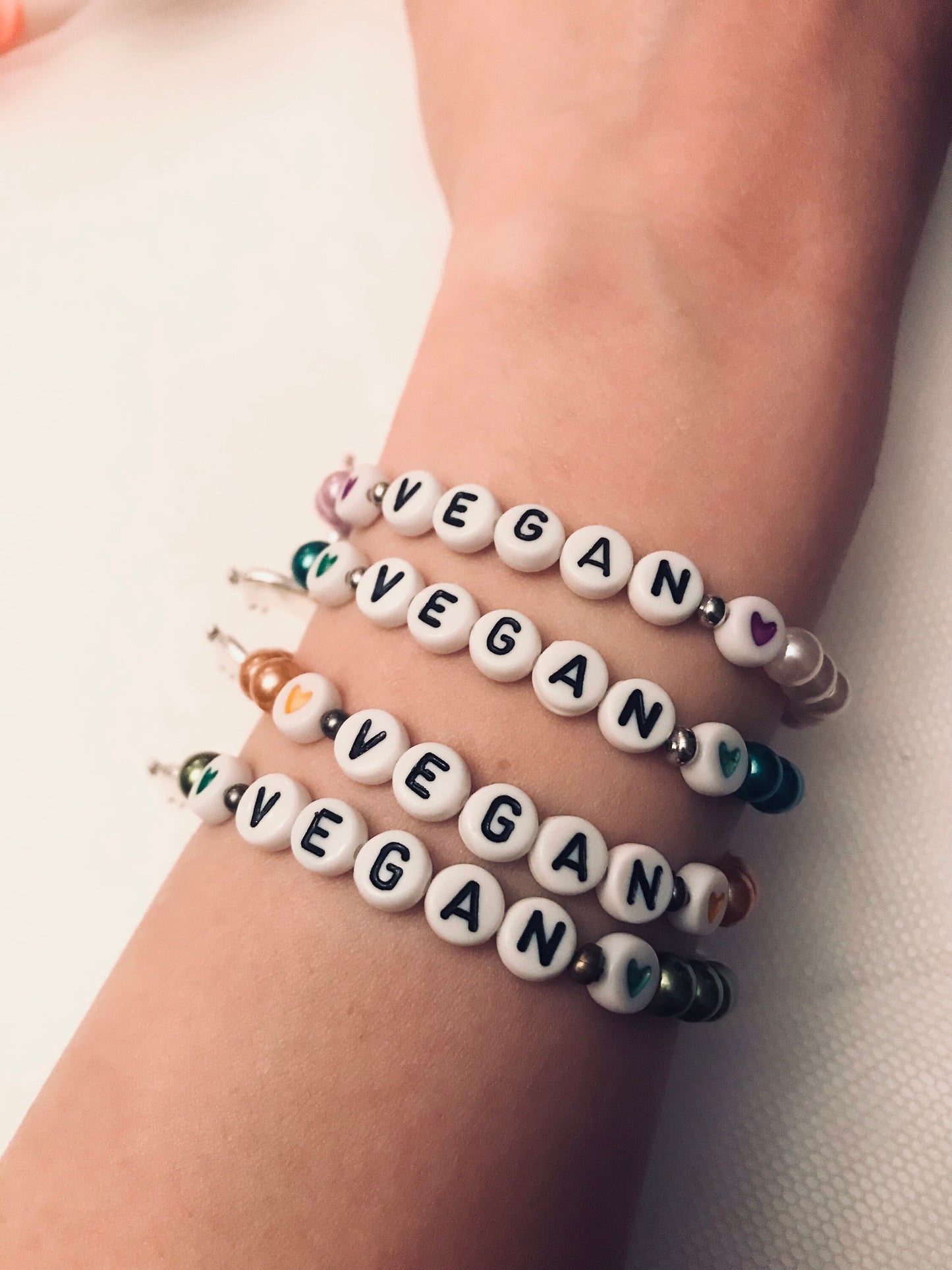 Vegan armband Pärlat armband Handgjorda smycken med bokstäver Gåva till aktivist Gris berlock 
