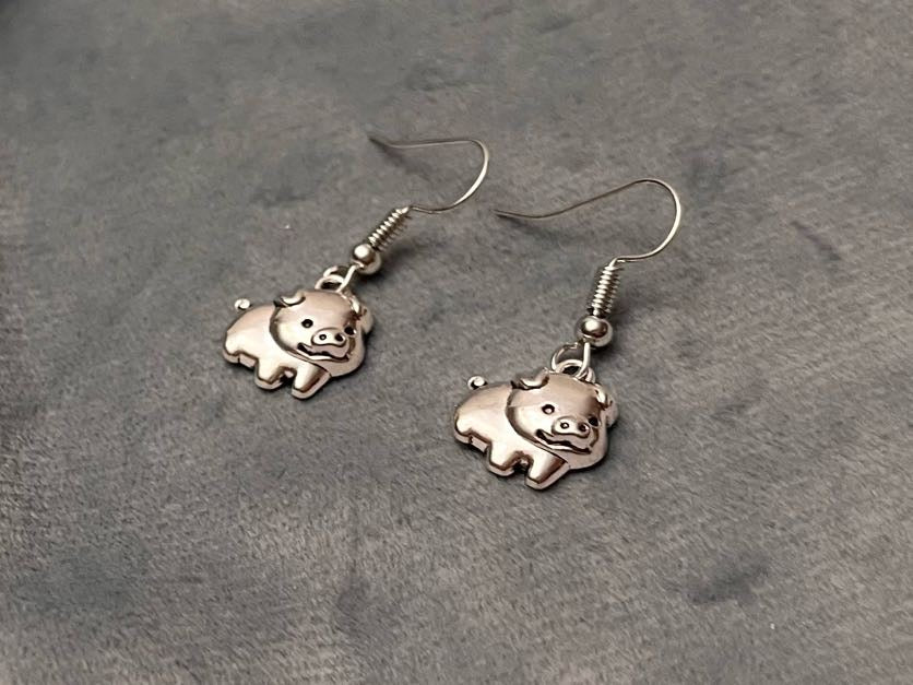 Söta grisar örhängen silver imitation Gris berlock Vegan örhängen 