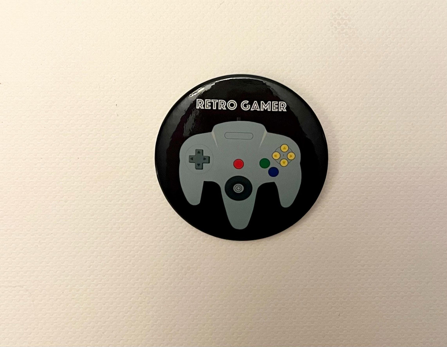 Nintendo 64 Pin Retro Gamer Knapp Pin N64 Badge Gaming Present