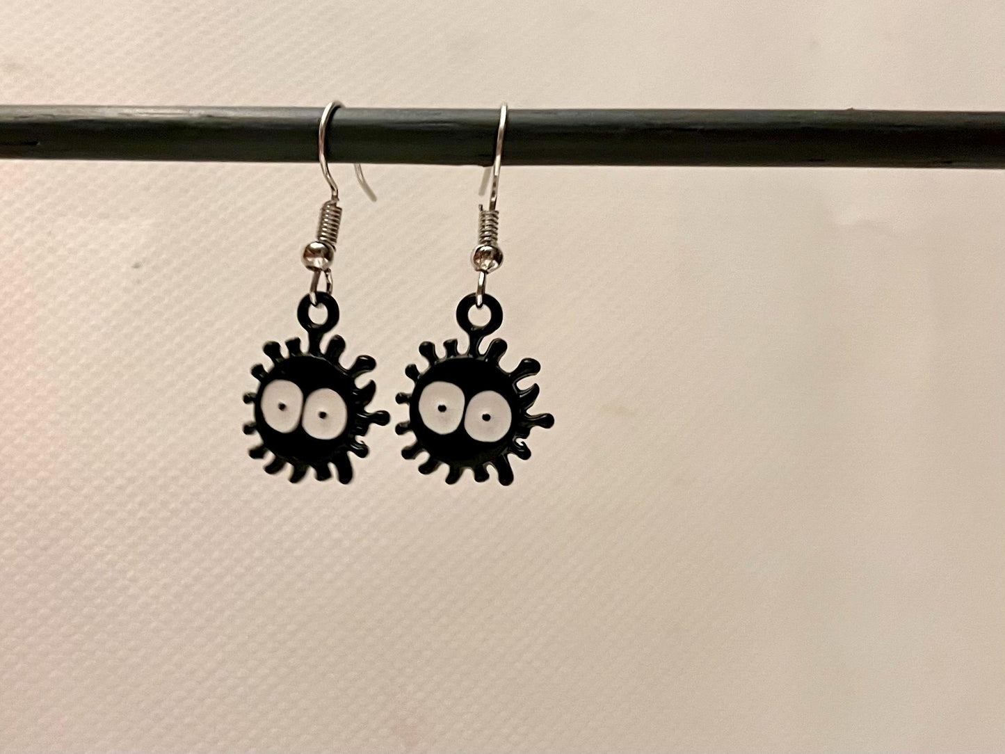 Susuwatari Örhängen Sot Sprite Smycken Studio Ghibli Örhängen Spirited Away Mekanism för Ghibli-älskare Gåva Dropphängande Örhängen