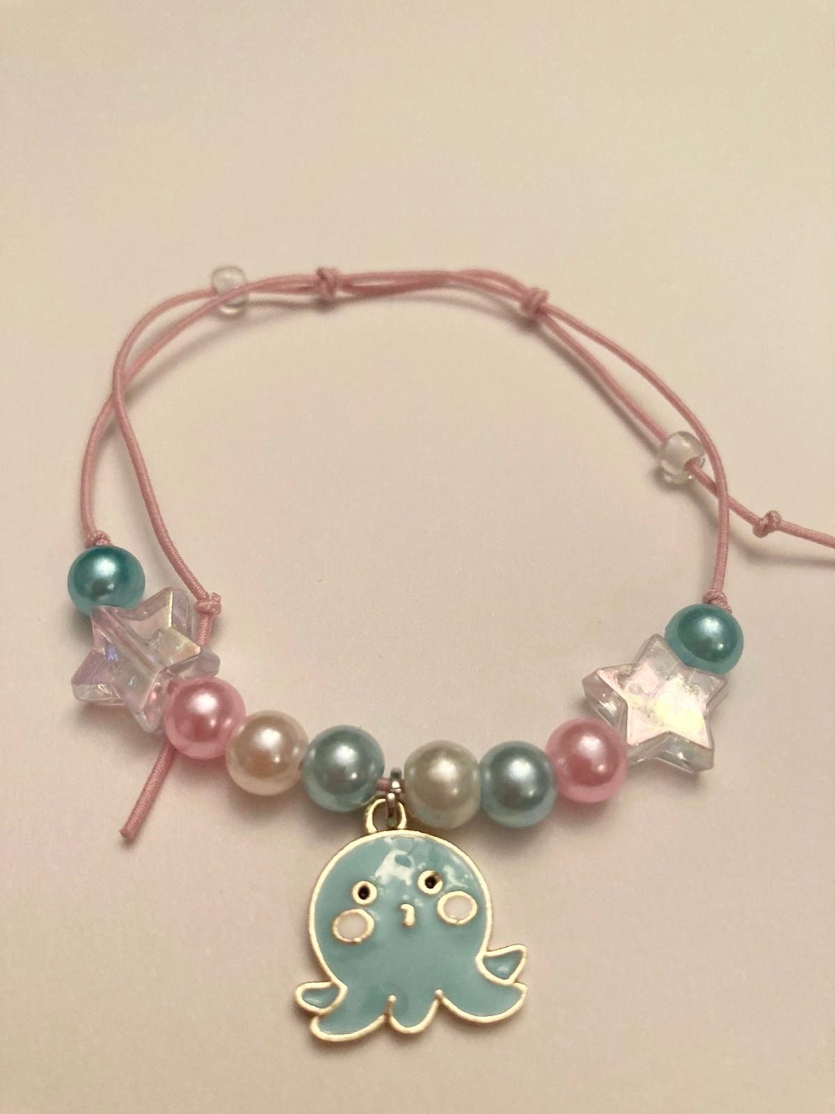 Färgglatt armband bläckfisk pastellfärger stjärnor elastiskt armband  Handgjorda smycken Present till barn