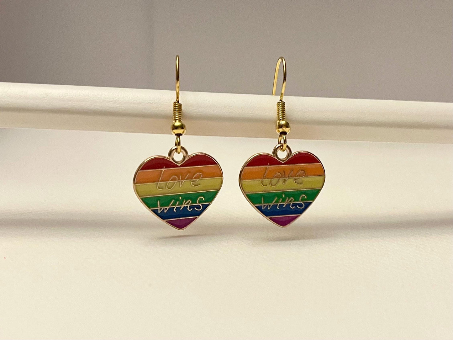 Prideörhängen Hjärtan i Pride-färger Love Wins Örhängen i Regnbågsfärger HBTQ-örhängen Guldimitation