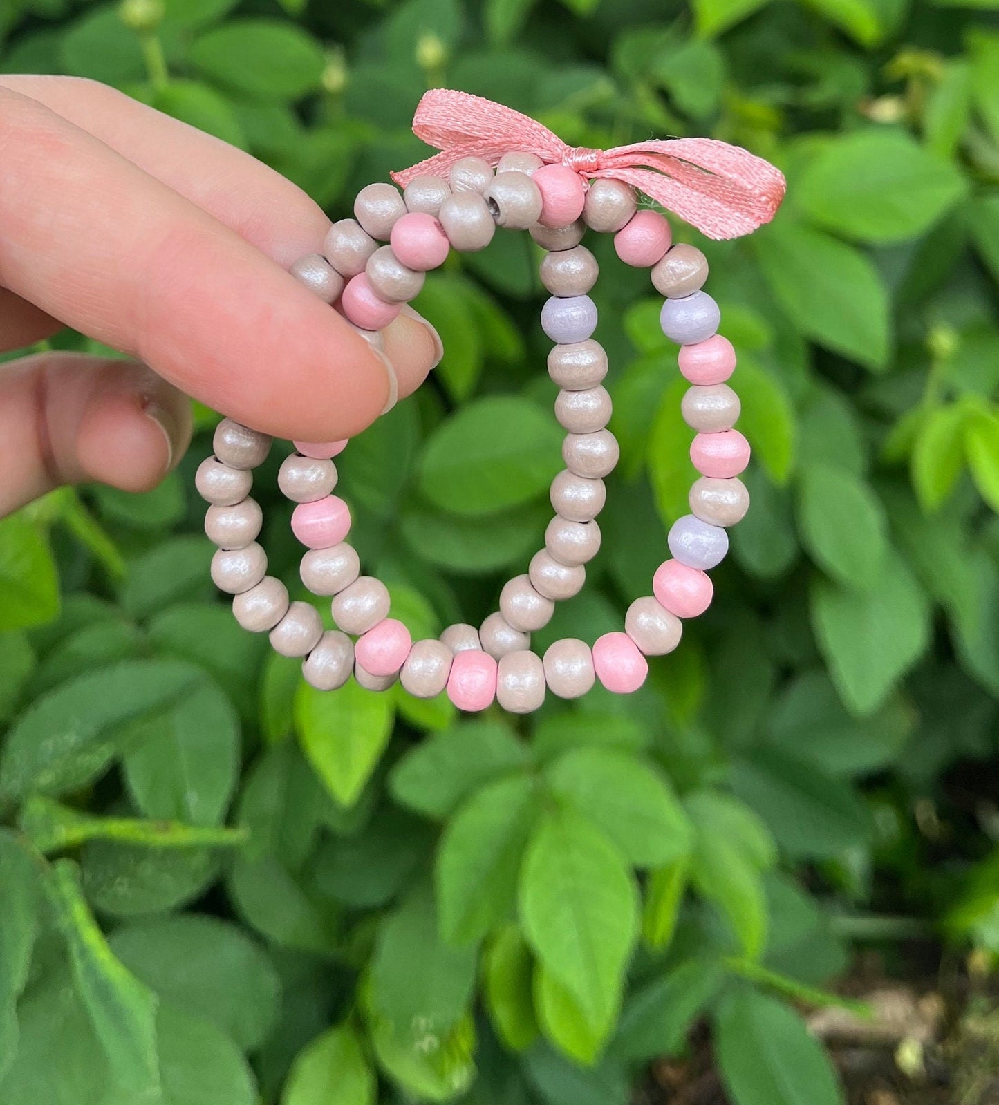 Sött rosettarmband i beige och rosa färg handgjort smycke med träpärlor pärlat dubbelarmband med rosett 