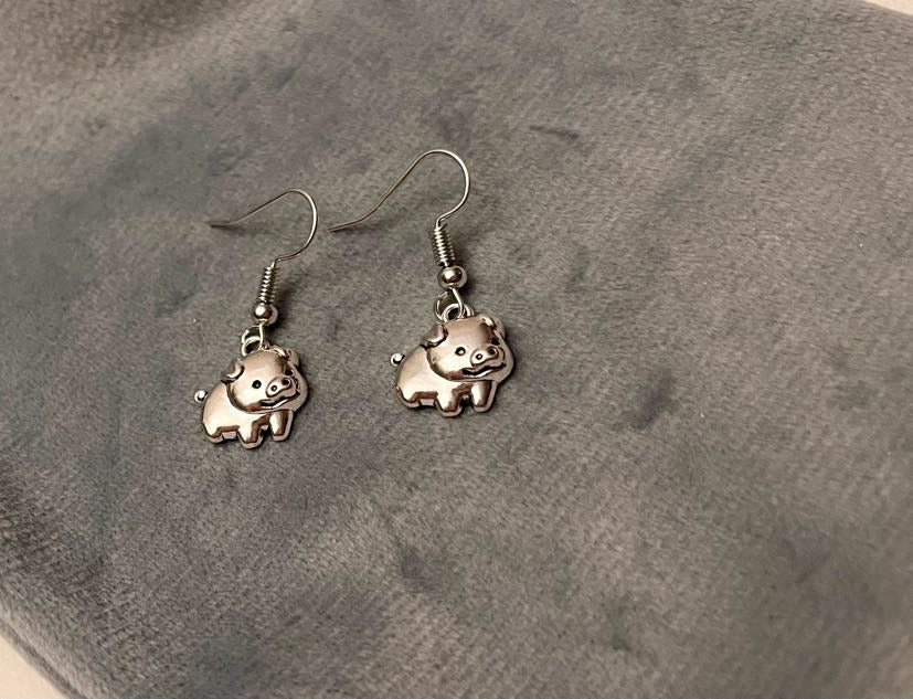 Söta grisar örhängen silver imitation Gris berlock Vegan örhängen 