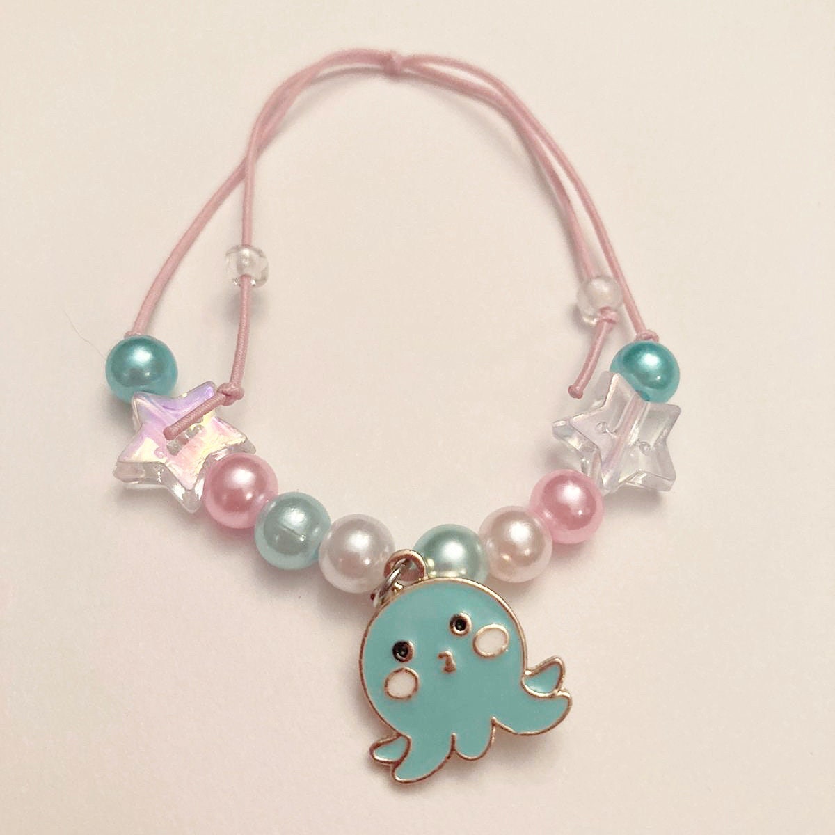 Sött armband med bläckfisk och pärlor, justerbart armband med stjärnor, pastellfärger handgjort rosa och blått sommararmband