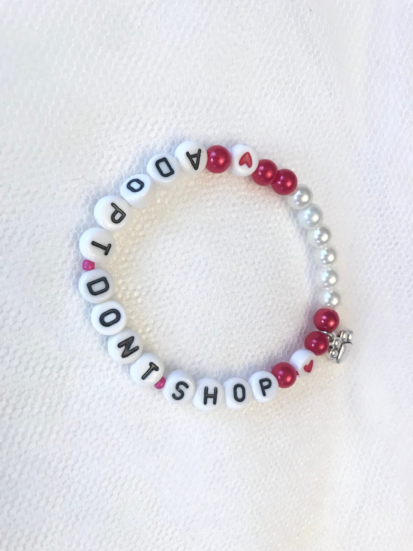 ADOPT DONT SHOP Armband Pärlat Elastiskt Present till Djurvän Smycken Tassberlock Tasshänge
