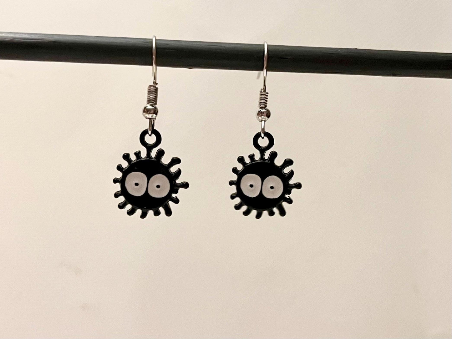 Susuwatari Örhängen Sot Sprite Smycken Studio Ghibli Örhängen Spirited Away Mekanism för Ghibli-älskare Gåva Dropphängande Örhängen