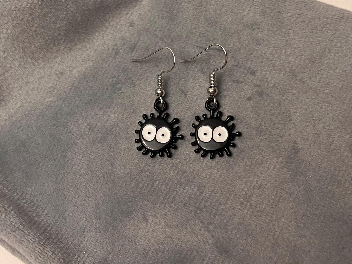Susuwatari Örhängen Sot Sprite Smycken Studio Ghibli Örhängen Spirited Away Mekanism för Ghibli-älskare Gåva Dropphängande Örhängen