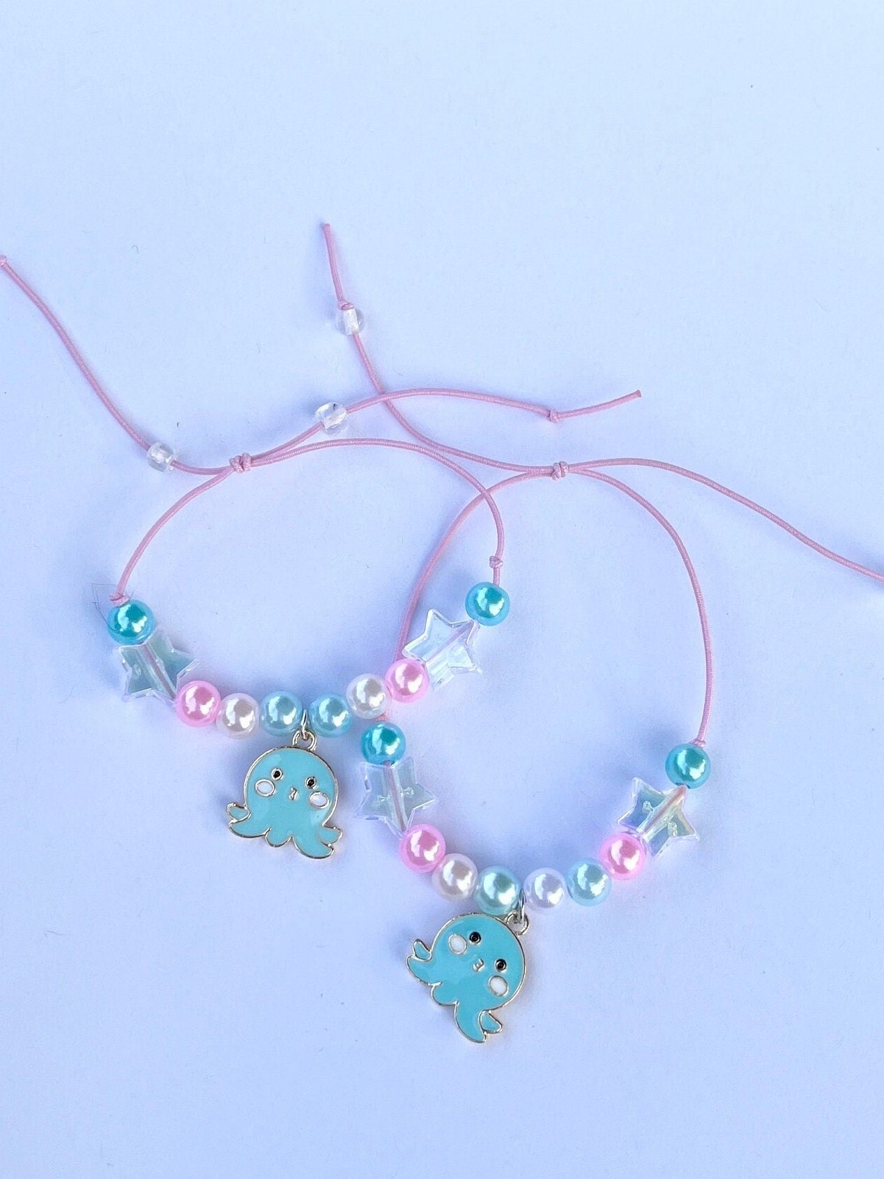 Sött armband med bläckfisk och pärlor, justerbart armband med stjärnor, pastellfärger handgjort rosa och blått sommararmband