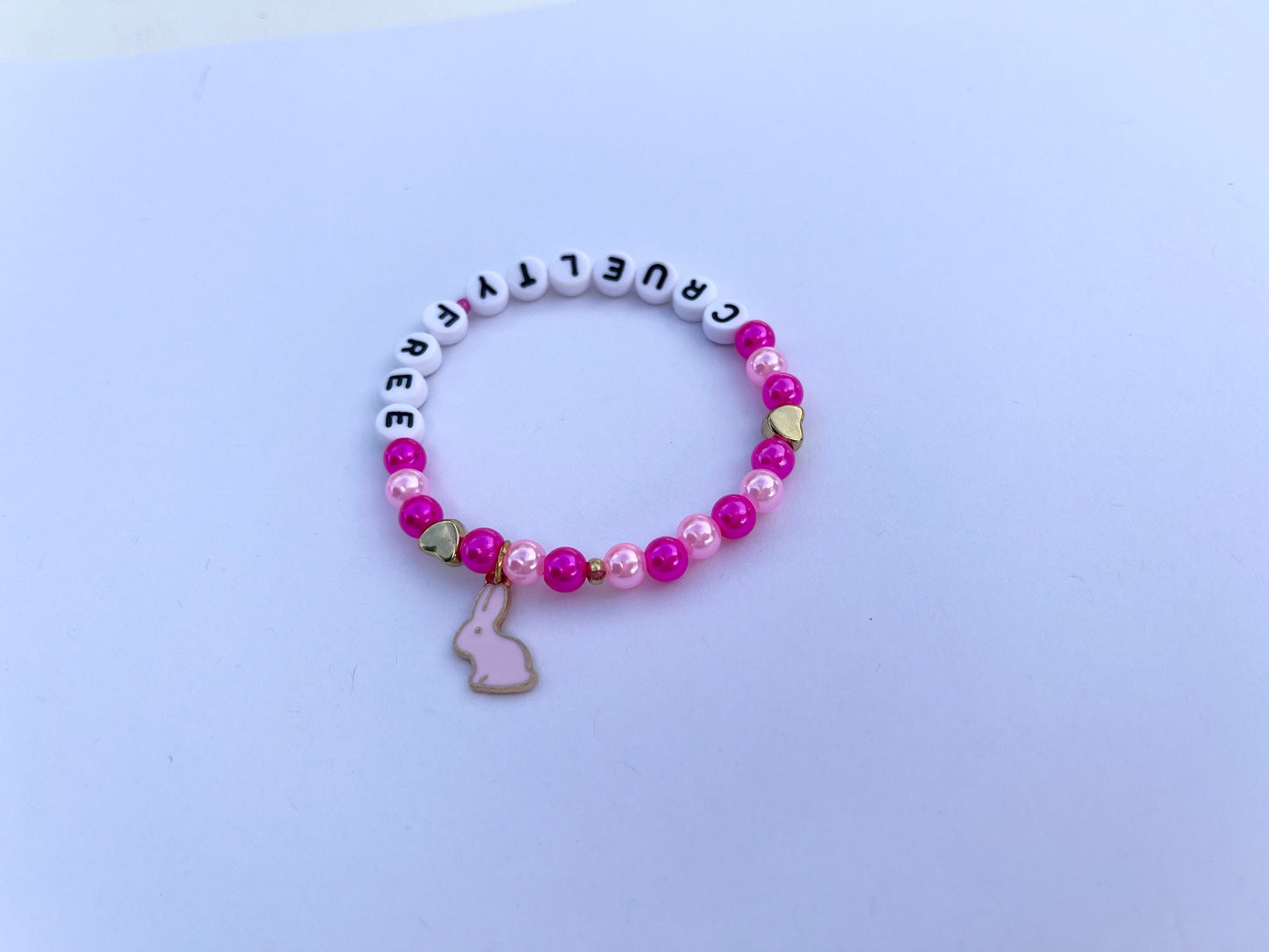 Cruelty Free armband med pärlor elastiskt present till vegan smycken mot djurförsök kaninberlock