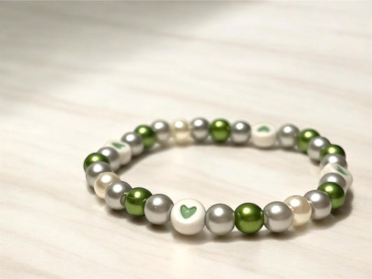 Grå romantisk armband med pärlor och hjärtan för pridesäsongen HBTQ+ smycken Gråromantiska flaggan