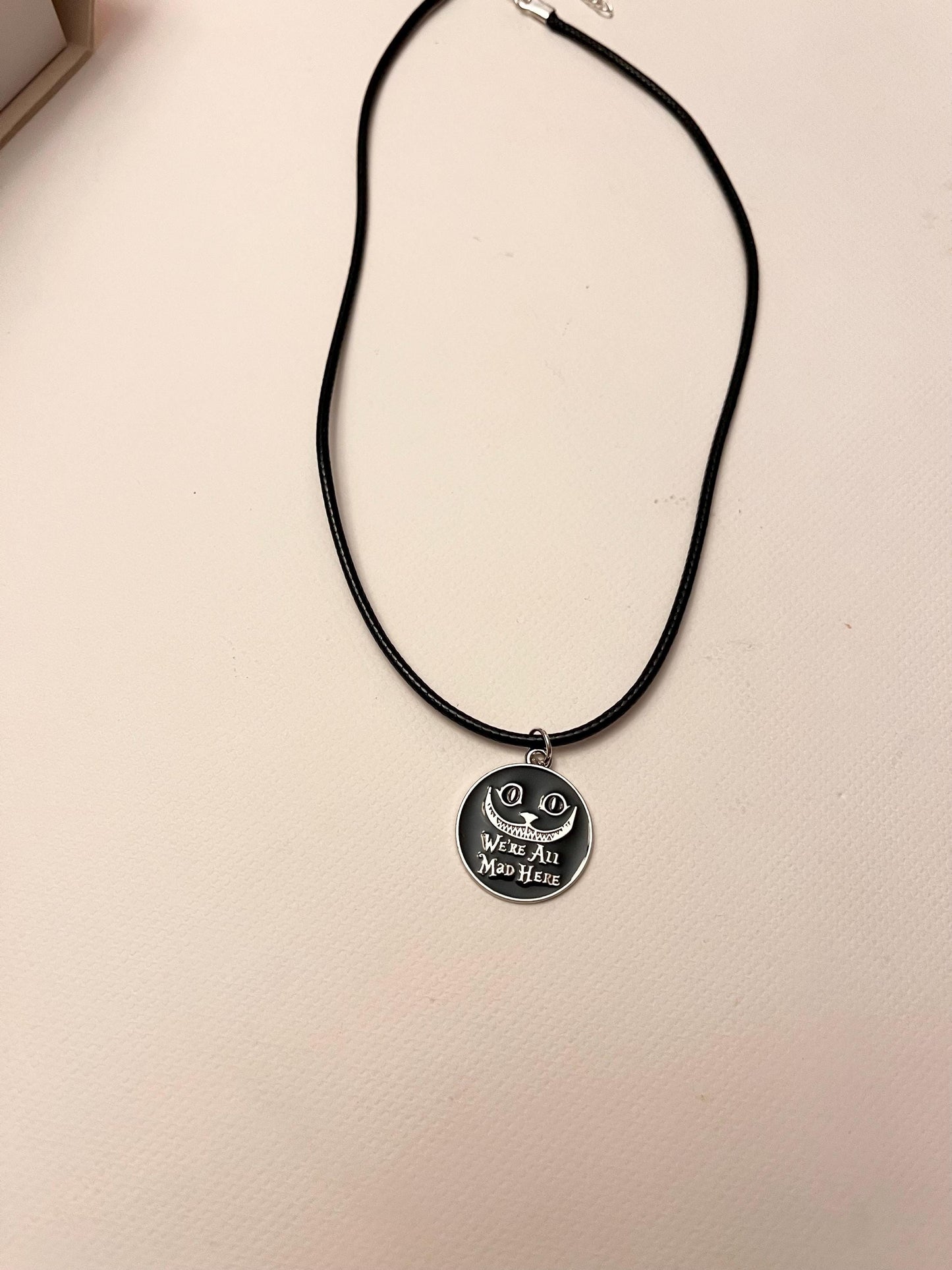 We're all mad here halsband kattsmycken Alice i Underlandet