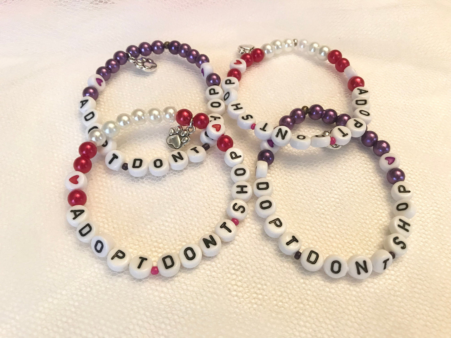 ADOPT DONT SHOP Armband Pärlat Elastiskt Present till Djurvän Smycken Tassberlock Tasshänge