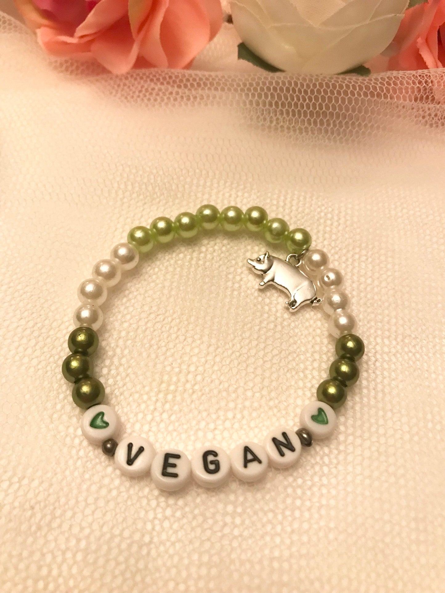 Vegan armband Pärlat armband Handgjorda smycken med bokstäver Gåva till aktivist Gris berlock 