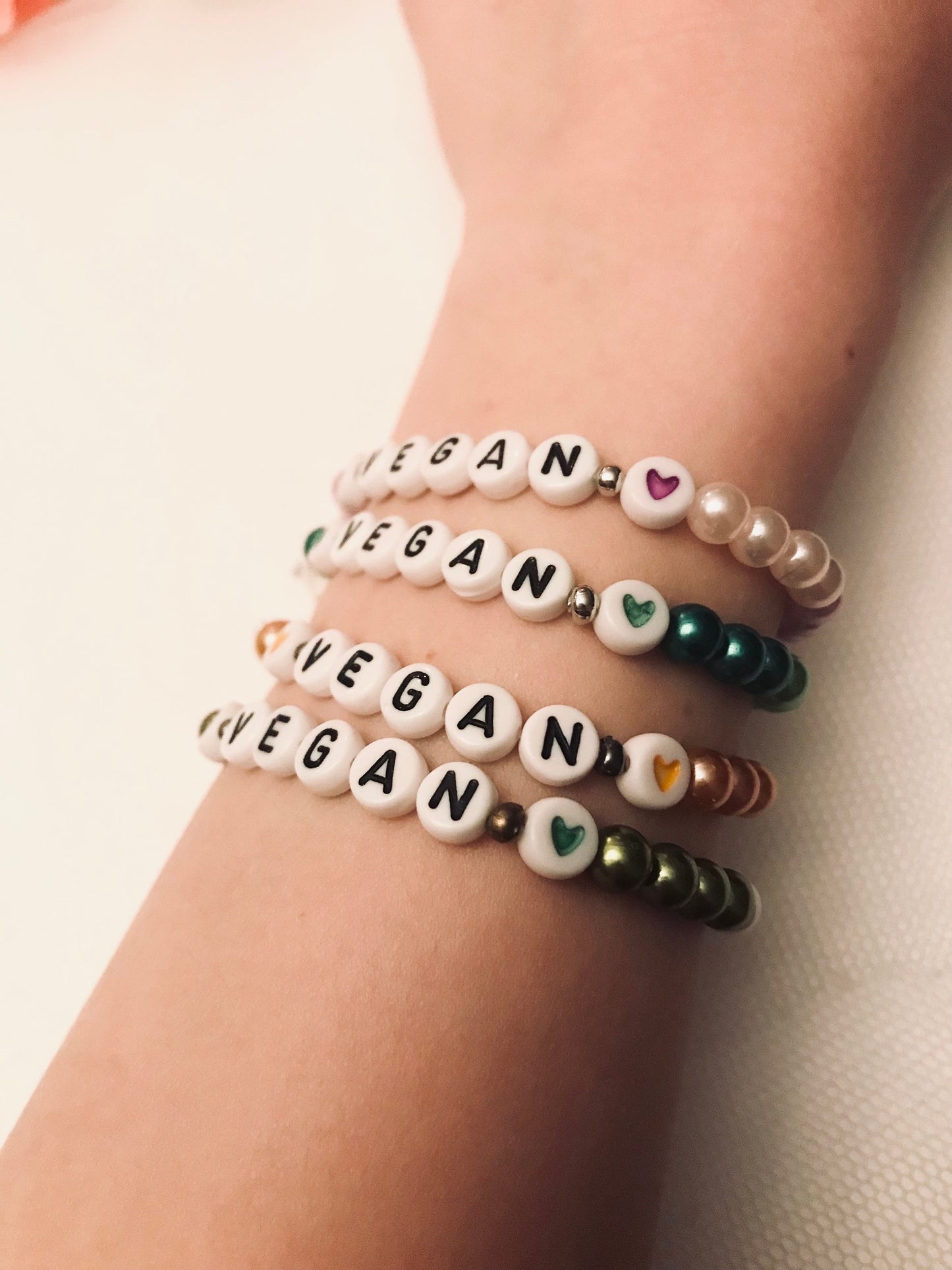 Vegan armband Pärlat armband Handgjorda smycken med bokstäver Gåva till aktivist Gris berlock 