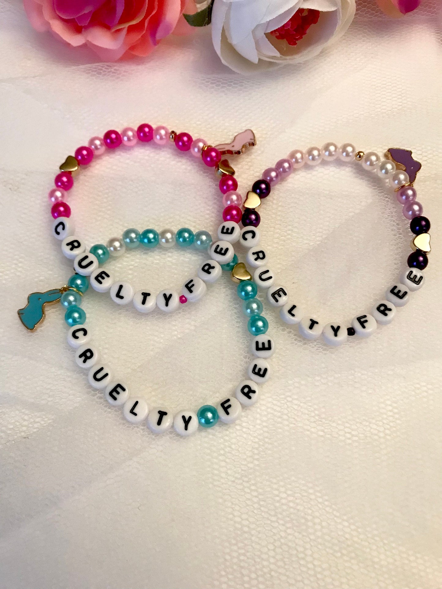 Cruelty Free armband med pärlor elastiskt present till vegan smycken mot djurförsök kaninberlock