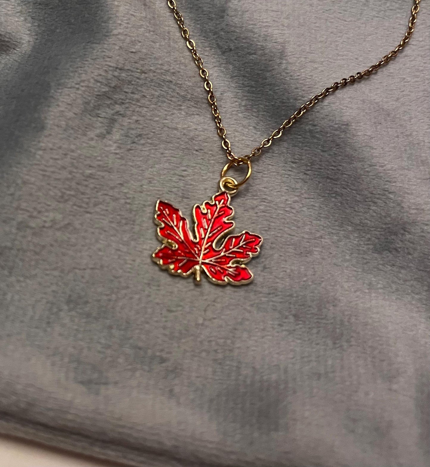 Halsband Höstlöv smycken Höstlövshalsband Guldimitation löv berlock Hösttema smycken Löv Vackert hänge halsband