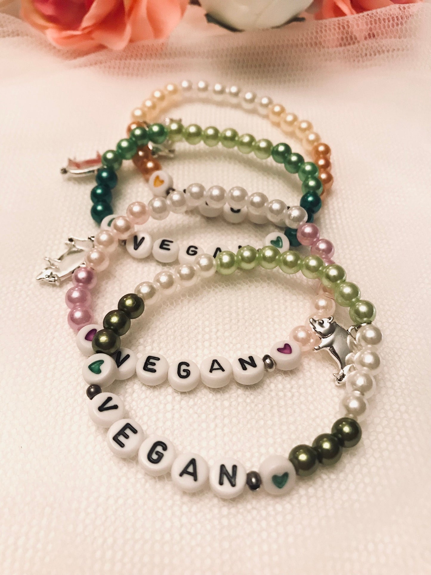 Vegan armband Pärlat armband Handgjorda smycken med bokstäver Gåva till aktivist Gris berlock 